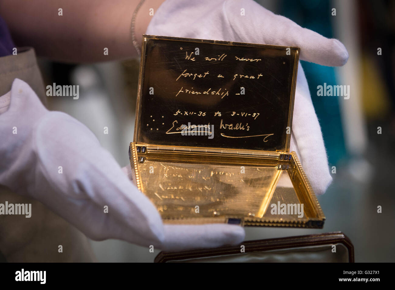 Une boîte à cigarettes en saphir doré signée Edward VIII marquant son mariage avec Wallis Simpson est visible à Kerry Taylor Auctions à Londres. Elle sera vendue aux enchères passion for Fashion le 14 juin et espère récupérer &Acirc; £20-&Acirc; £30,000. Banque D'Images