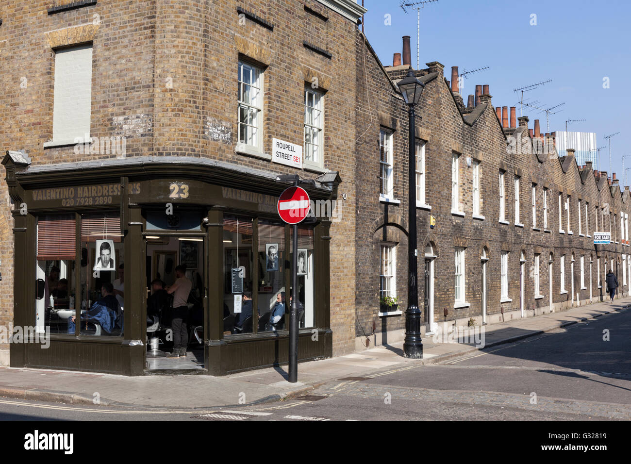 Salon de coiffure à l'angle de la rue Roupell à Lambeth, Londres, Angleterre. Banque D'Images