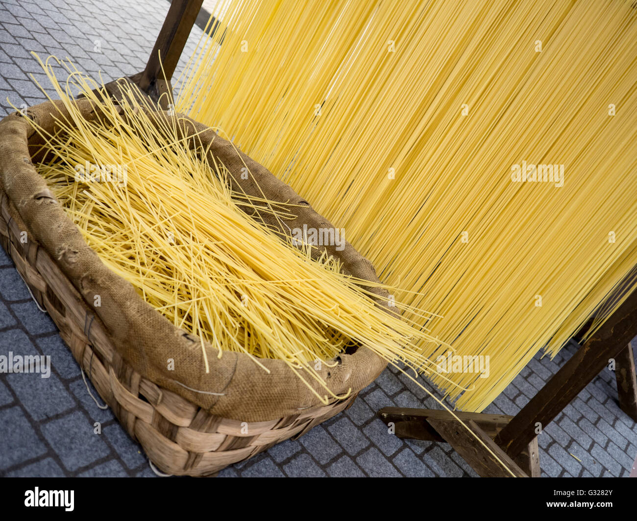 Fait à la main, pâtes italiennes faites maison speghetti Banque D'Images