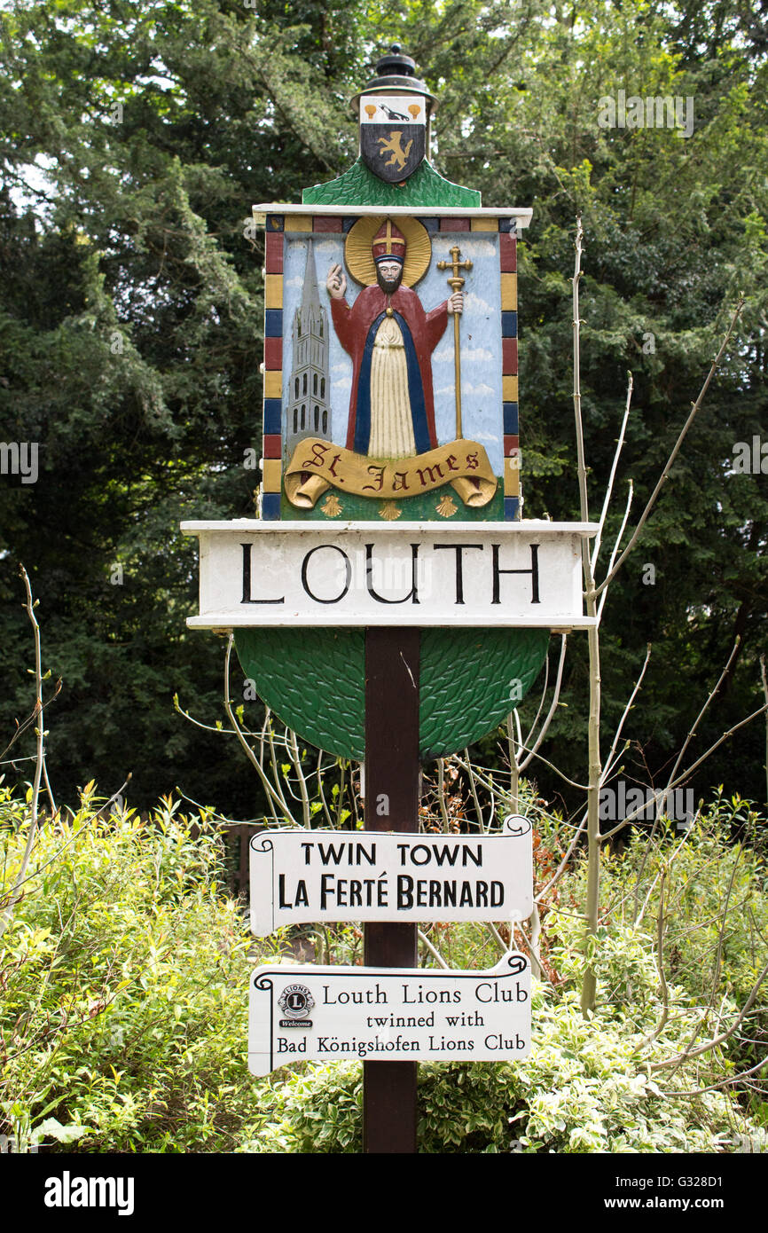 L'affichage à l'entrée de Louth, jumelée à La Ferté Bernard. Les signes sont à la jonction de Westgate et St Mary's Lane. Banque D'Images