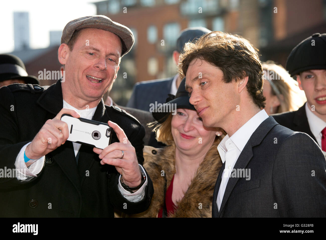 Cillian Murphy, droite, qui joue Tommy Shelby dans pointu oeillères, lors de la première de trois séries à la boîte aux lettres à Birmingham Banque D'Images