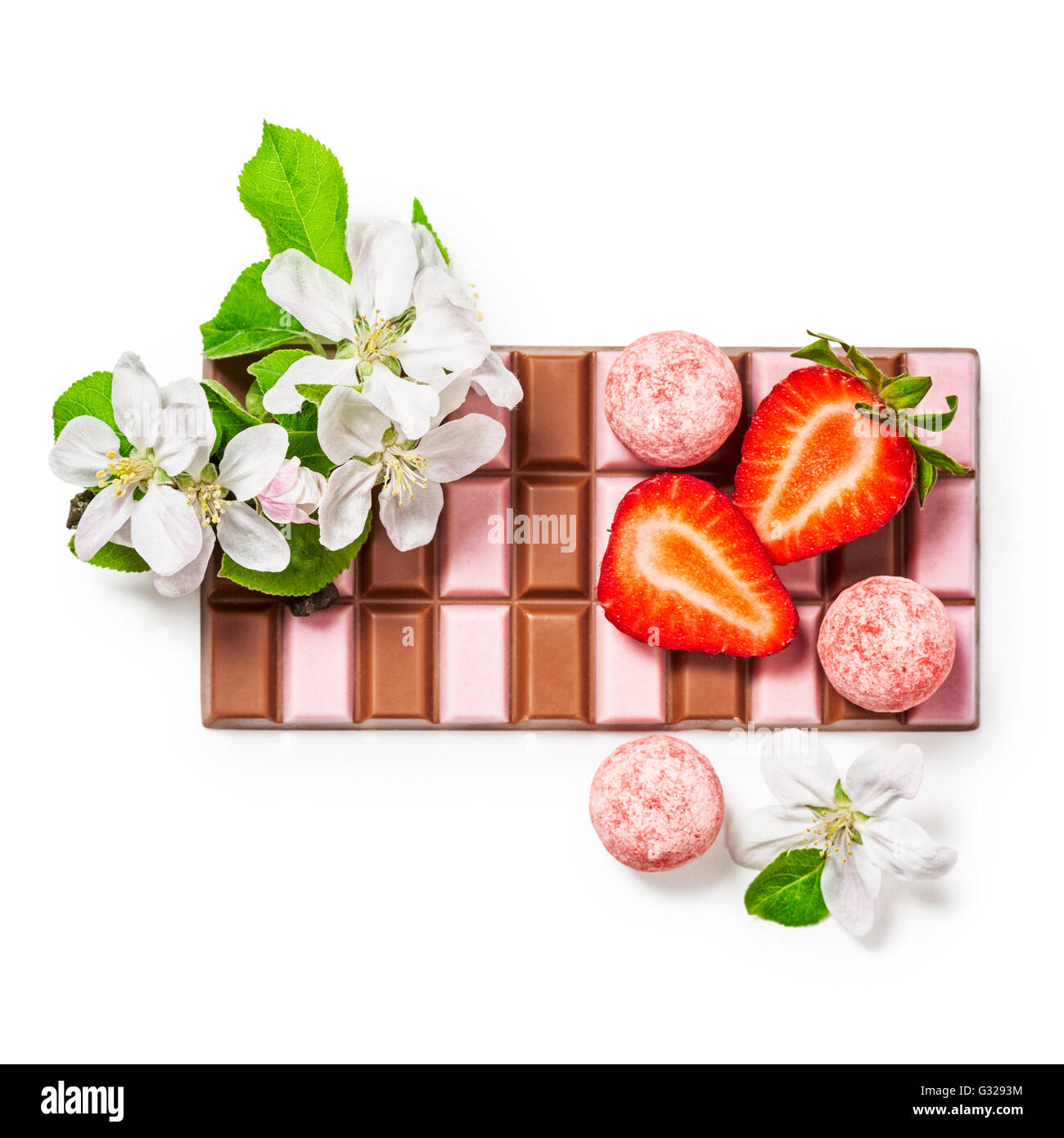 Fraise chocolat bar, Pralinés et apple fleurs. Un délicieux dessert. Groupe objets isolé sur fond blanc Banque D'Images