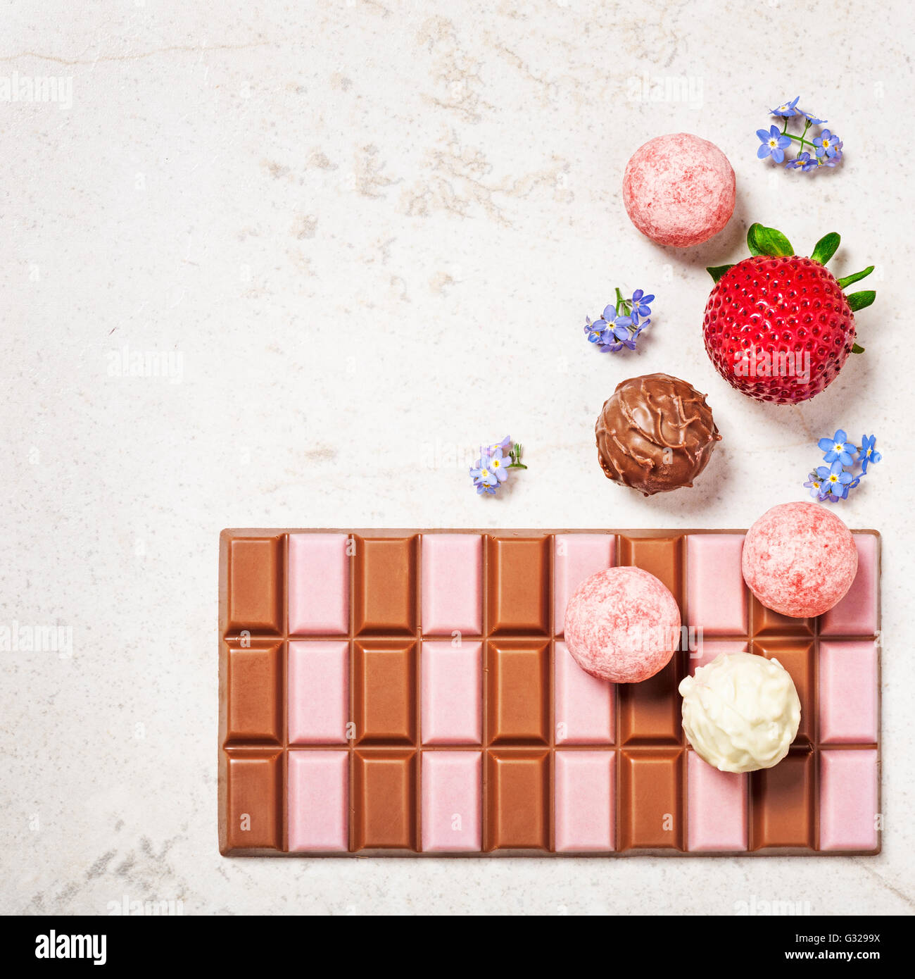 Fraise chocolat bar, Pralinés et apple fleurs sur fond de pierre. Un délicieux dessert. Haut de la vue, télévision lay Banque D'Images