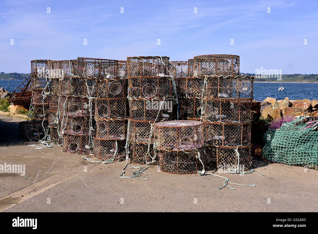 Pile de lobster pot à Trédrez-Locquémeau en Bretagne Banque D'Images