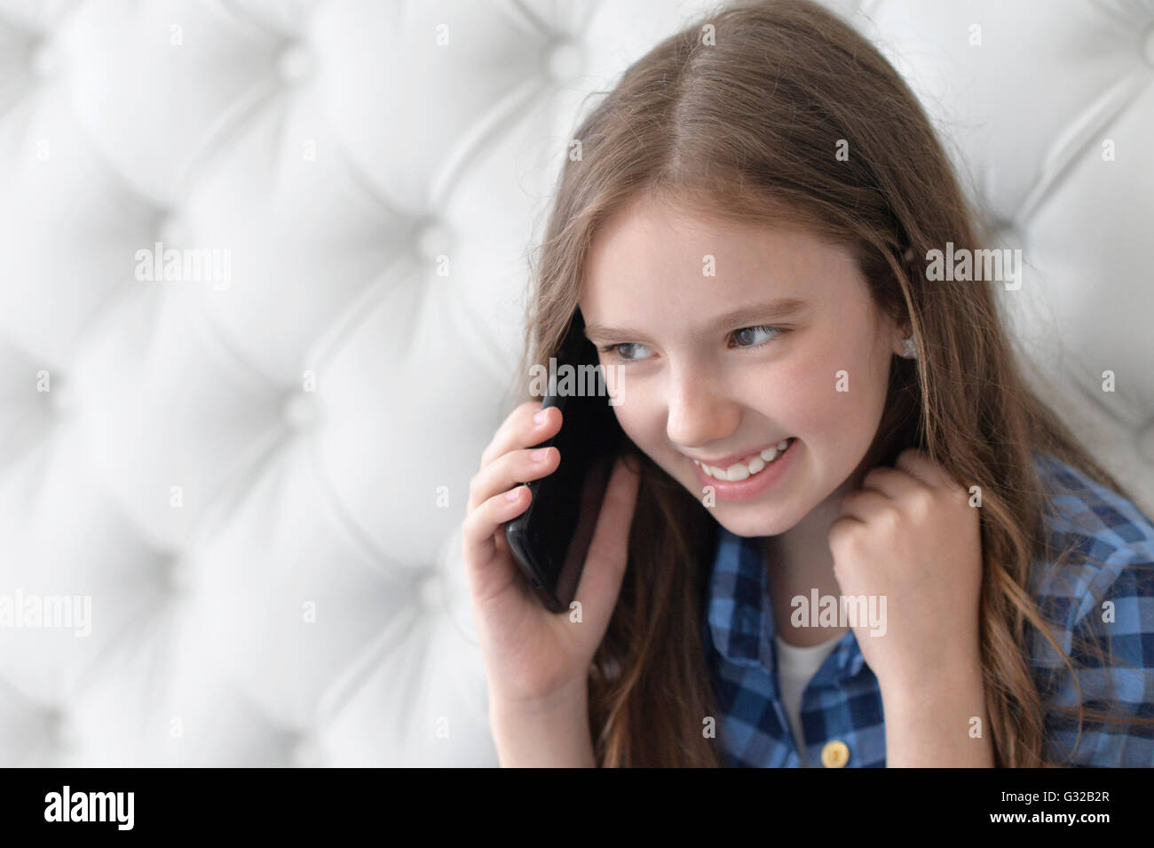 Petite fille à l'aide du smartphone moderne Banque D'Images