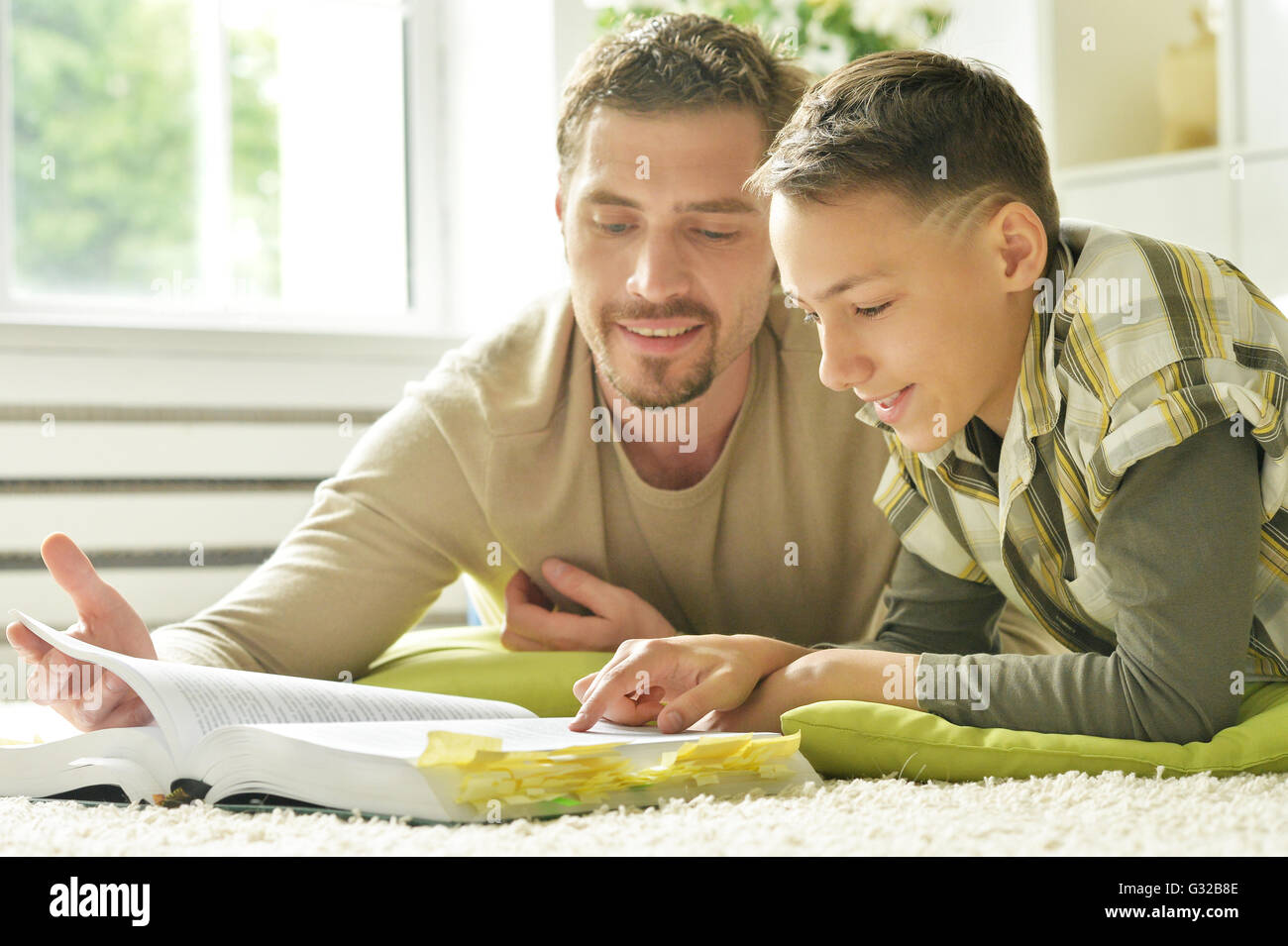 Heureux père et fils avec réserve Banque D'Images