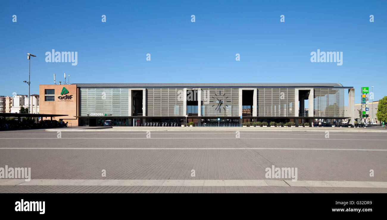 Train moderne à la gare cordoba Banque de photographies et d’images à