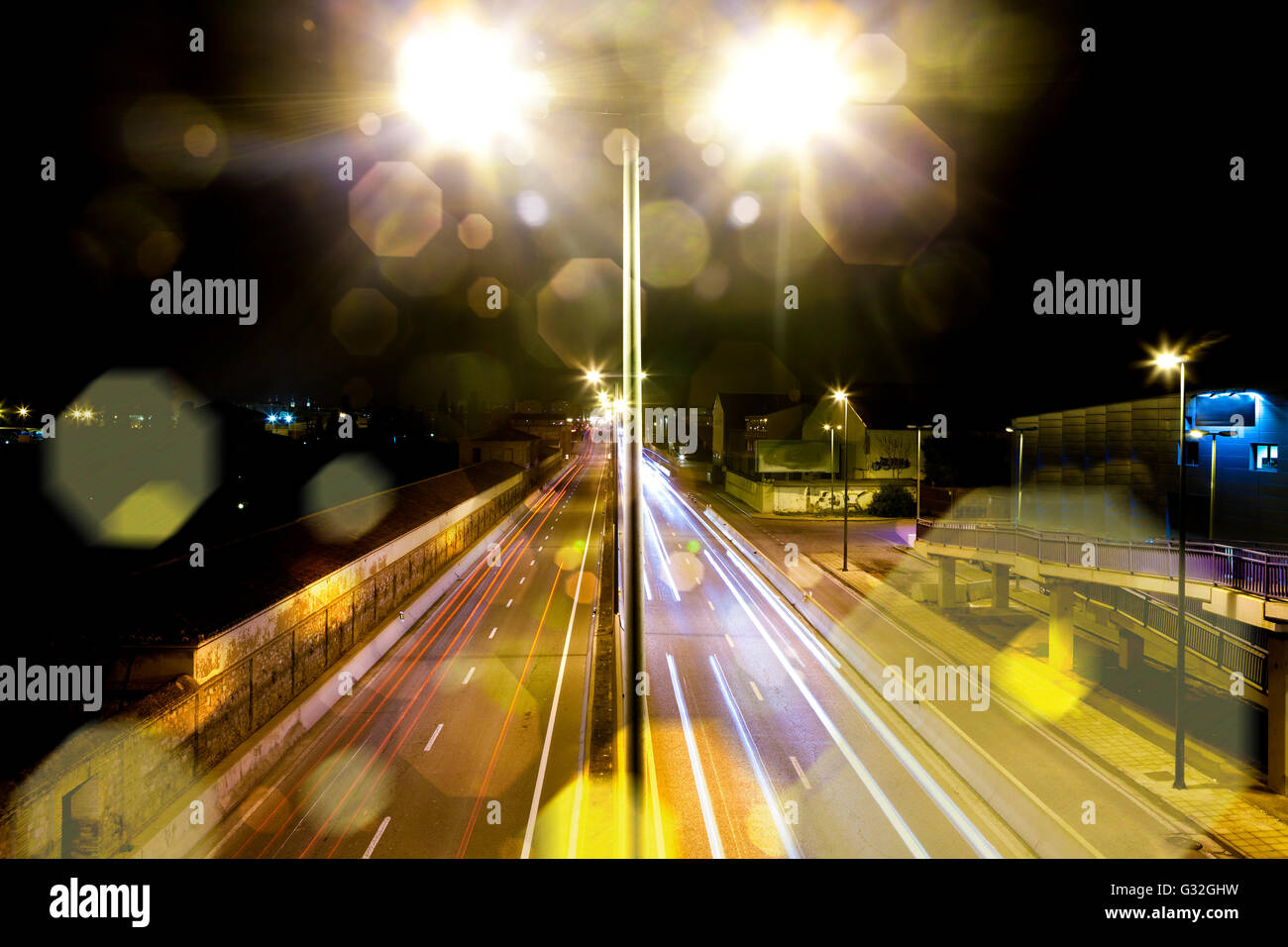 Circulation dans la ville.Road at night Banque D'Images
