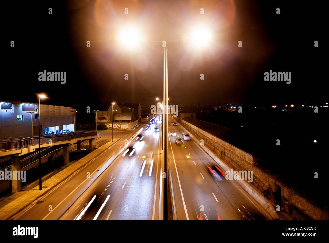 Circulation dans la ville.Road at night Banque D'Images