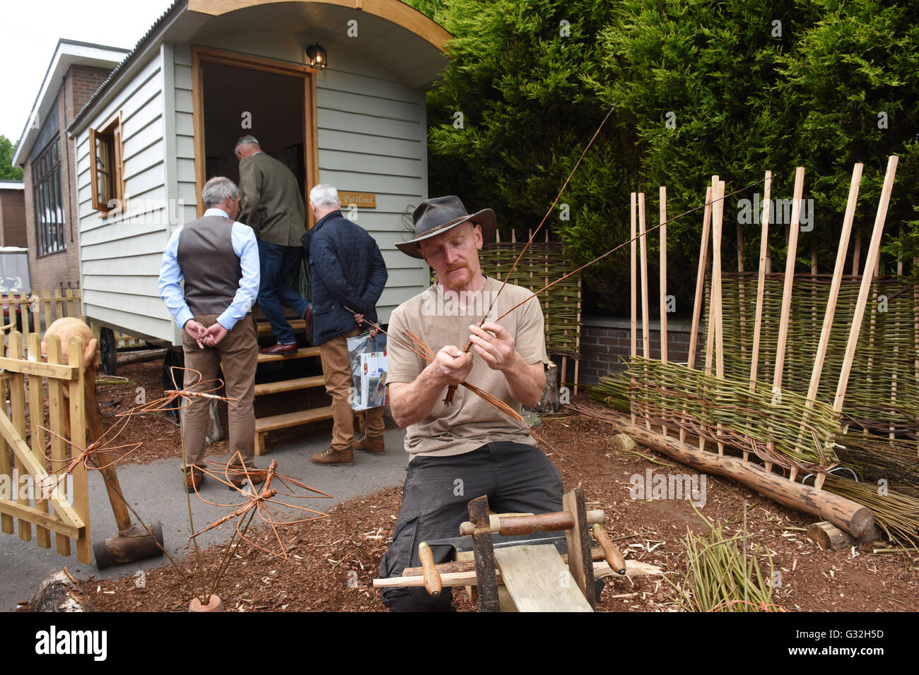 Anthony Hammond, artiste sculpteur et artisan du North Staffordshire vu willow weaving Banque D'Images