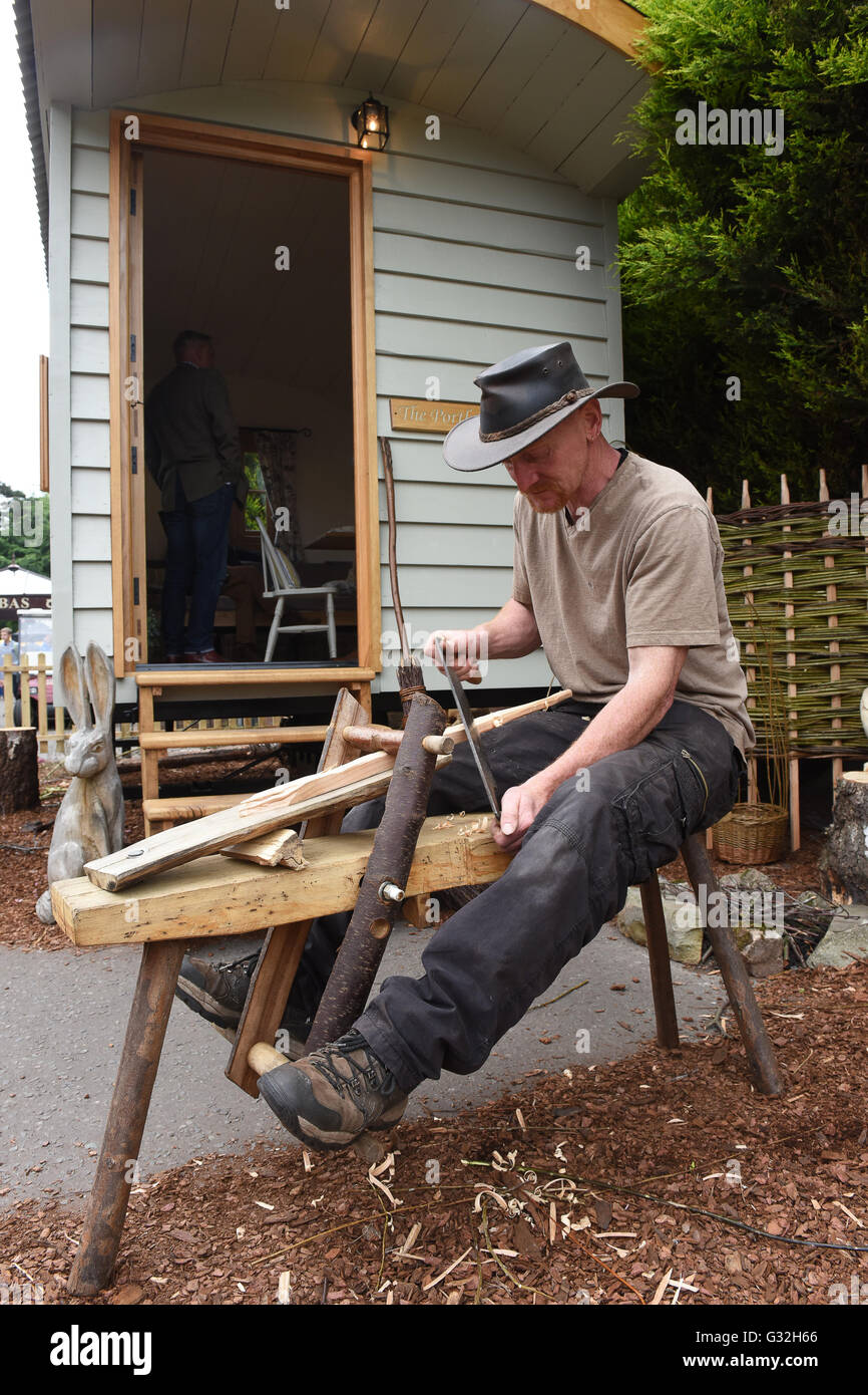 Anthony Hammond sculpteur et artisan du North Staffordshire vu à l'aide de cheval avec pôle Ash Banque D'Images