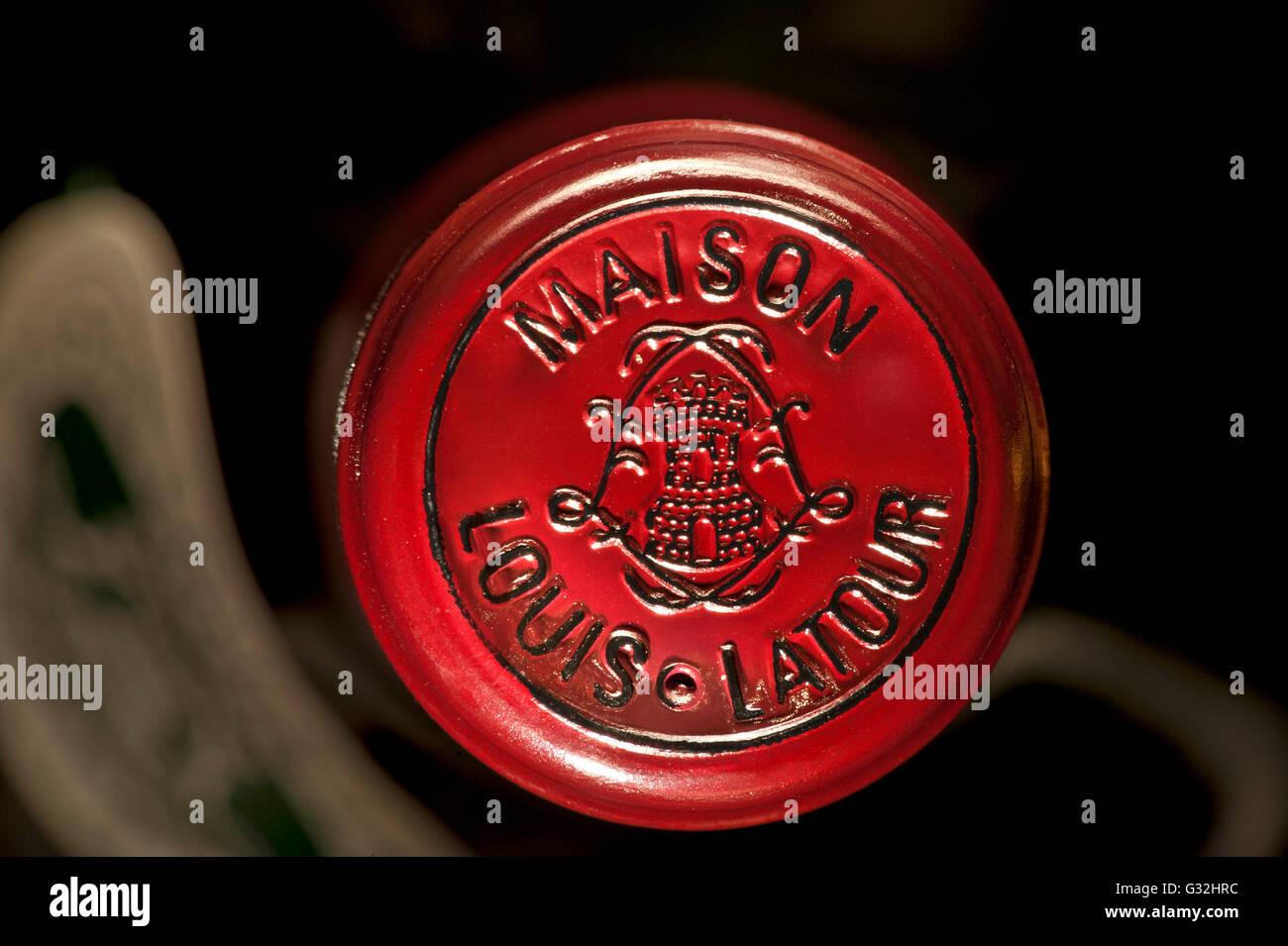 Couvercle de bouteille d'encapsulation Louis Latour gros plan sur le rouge fin Bouteille de vin de Bourgogne stockée dans une cave à vin à température contrôlée Banque D'Images