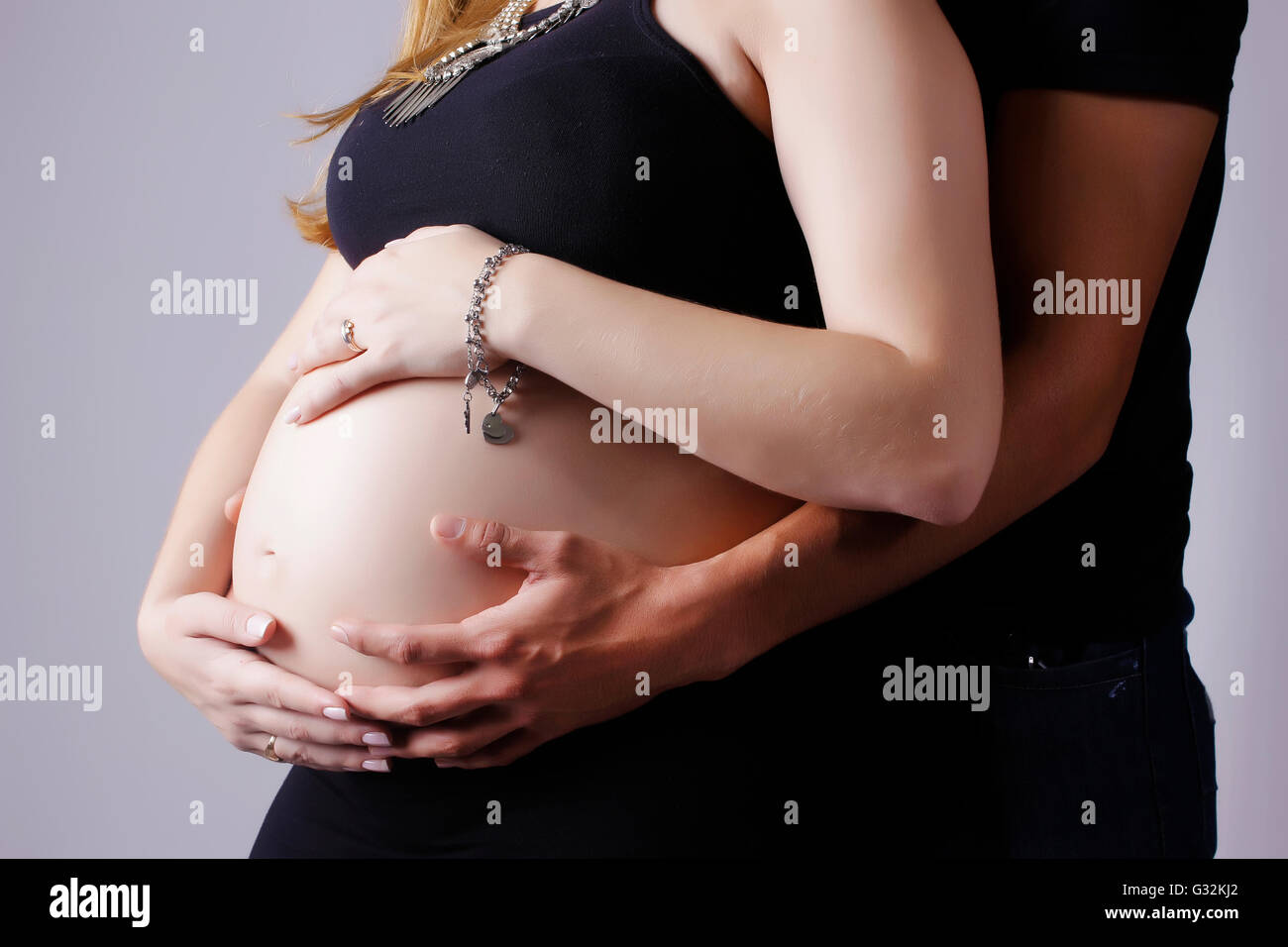 Libre de femme enceinte et son mari de toucher son ventre. Attendez la  famille nouvel enfant Photo Stock - Alamy