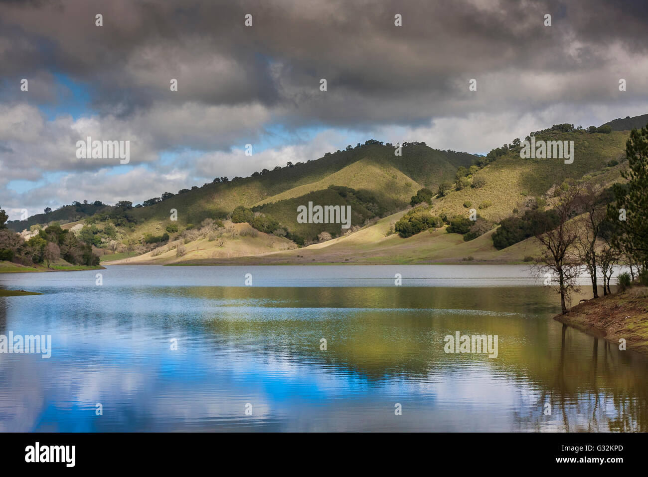 Californie lac sur une journée nuageuse. Banque D'Images