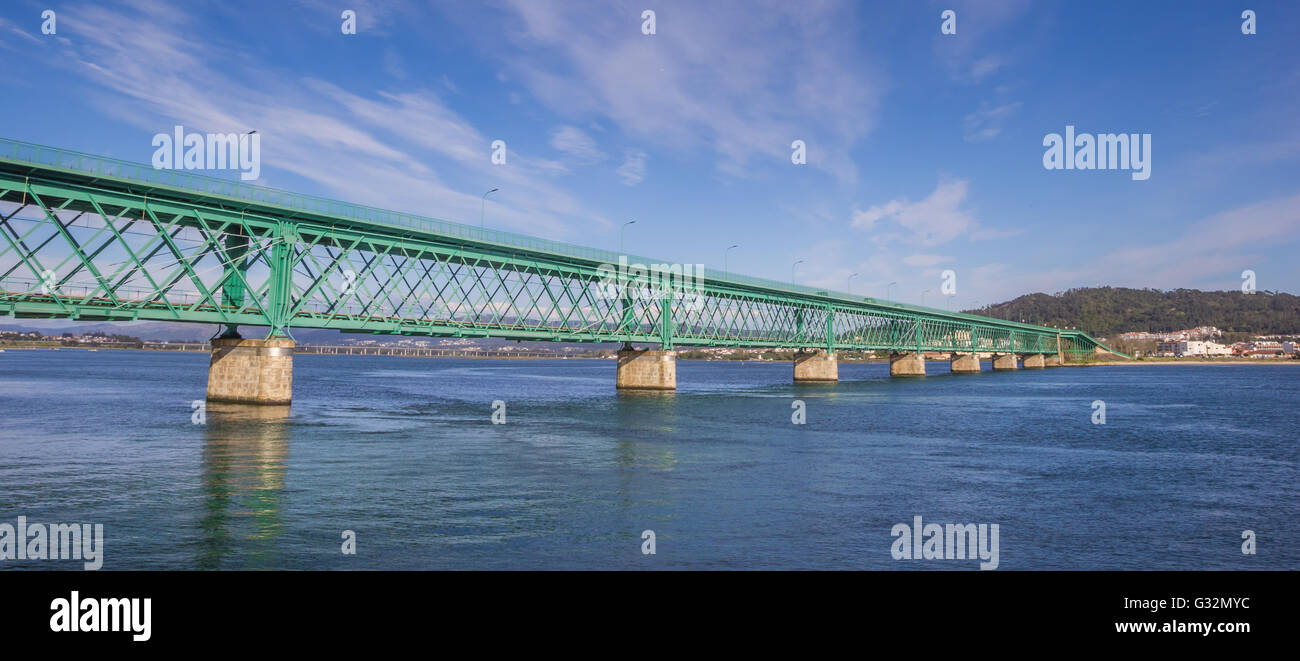 Panorama du pont en acier vert te à Viana do Castelo, Portugal Banque D'Images