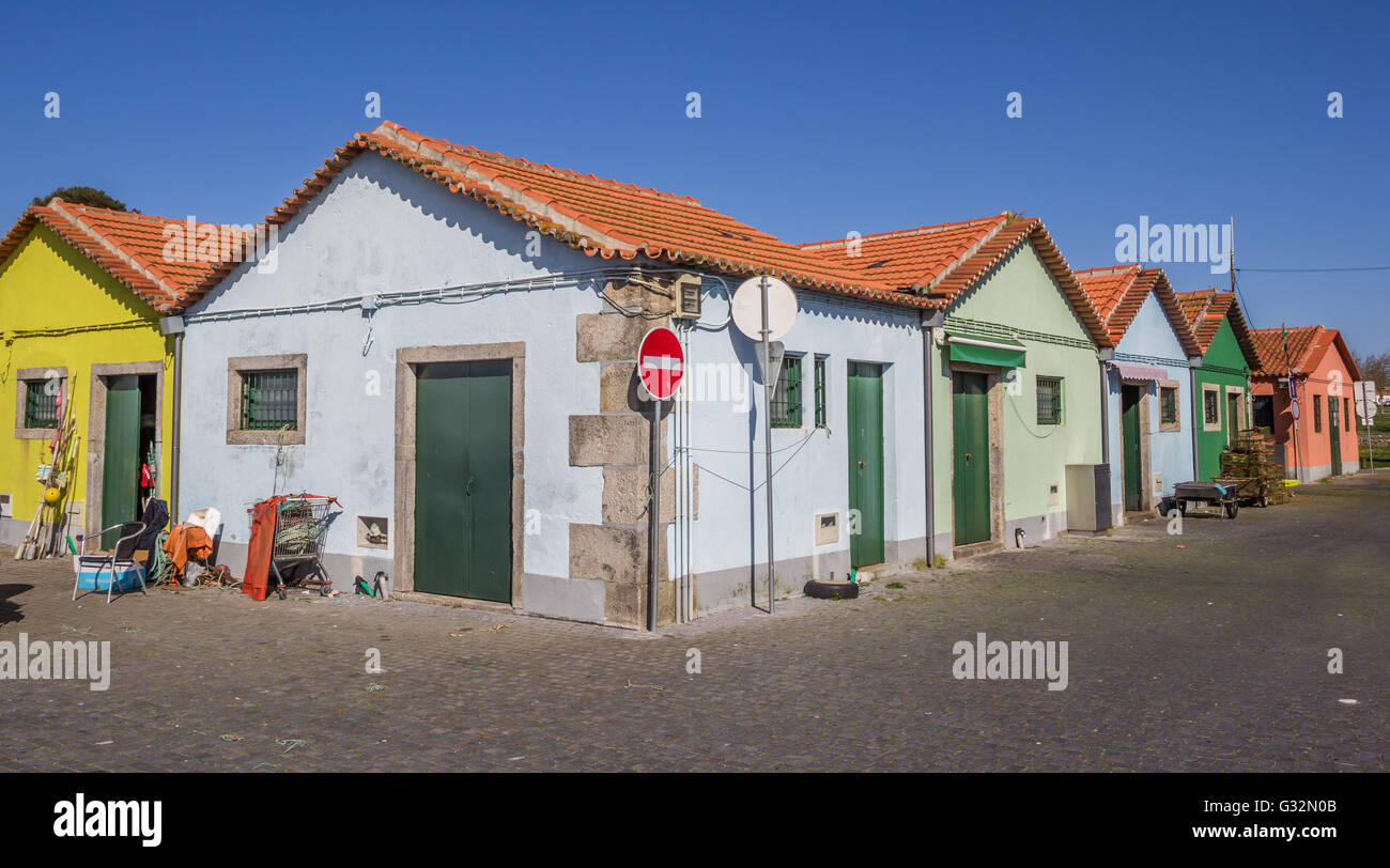Maisons colorées dans le port de pêche de Viana do Castelo, Portugal Banque D'Images
