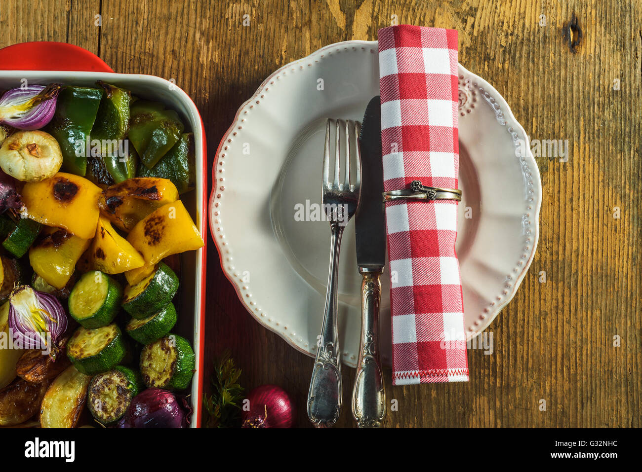 Les légumes grillés dans un pot en céramique Banque D'Images