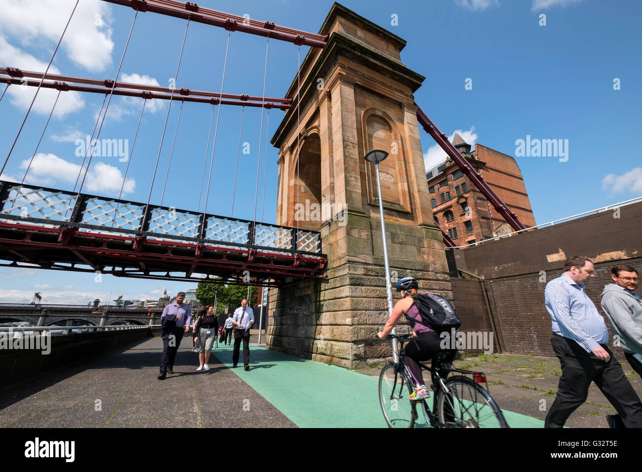 La piste cyclable et sentier pédestre sous la rue Portland suspension bridge sur la rivière Clyde à Glasgow, Écosse, United Ki Banque D'Images