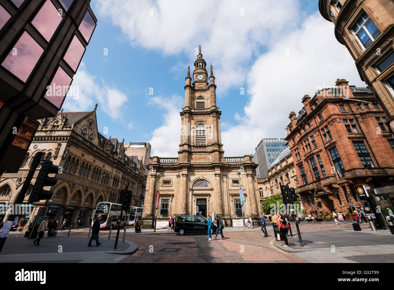 Vue sur St George's Tron Church of Scotland et Nelson Mandela Place dans le centre de Glasgow, Ecosse, Royaume-Uni Banque D'Images