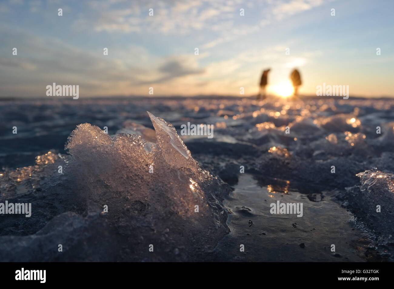 Silhouette de deux personnes en paysage d'hiver Banque D'Images