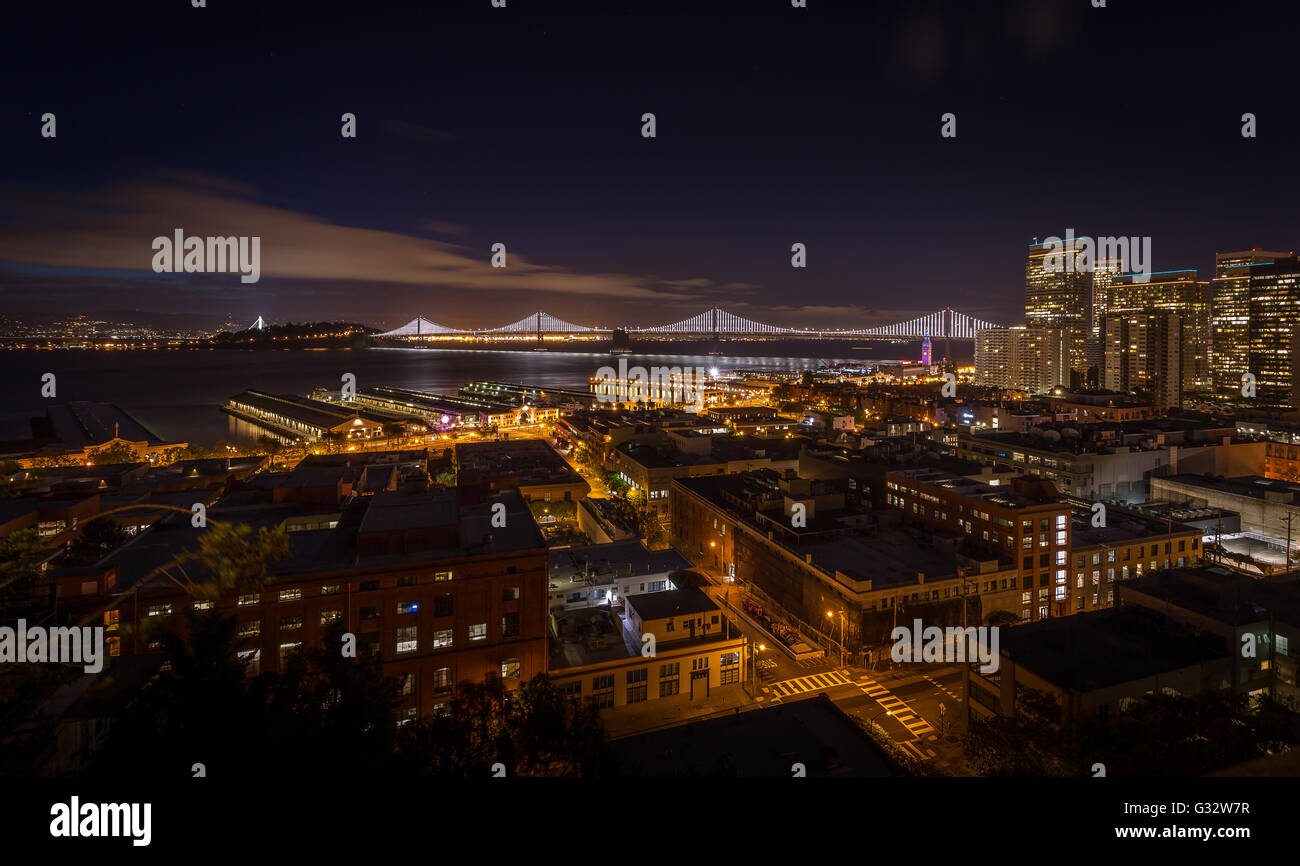 Bay Bridge et la ville d'horizon prises de Telegraph Hill, San Francisco, Californie, États-Unis Banque D'Images