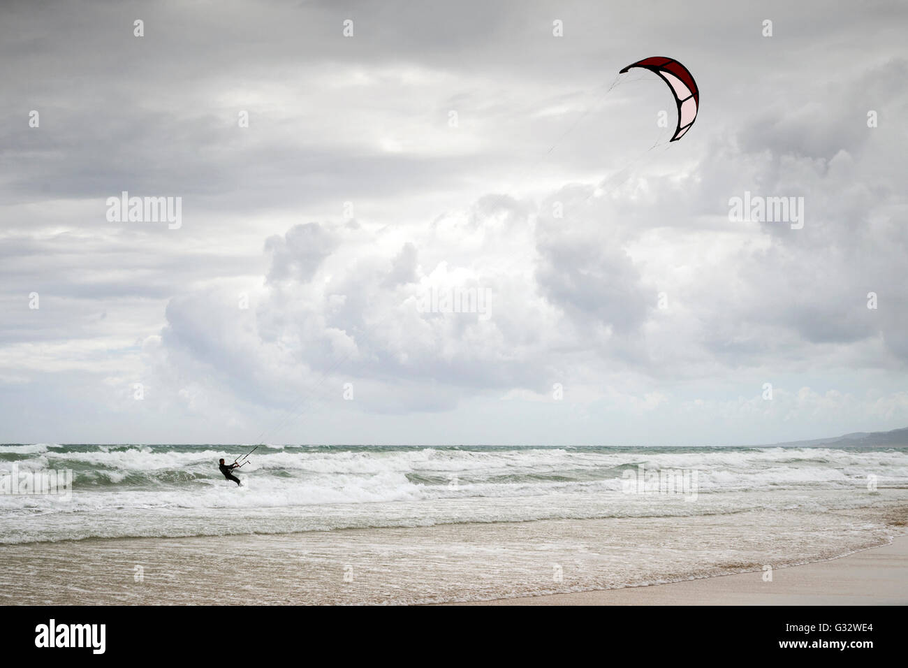 L'homme le kite surf, la plage de Los Lances, Tarifa, Cadiz, Espagne Banque D'Images