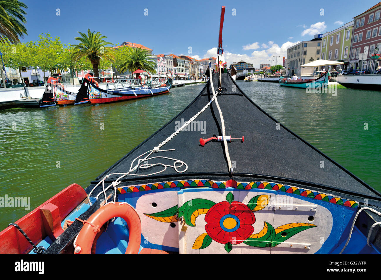 Portugal : excursion en bateau avec un traditionnel Moliceiro bateau dans le canal de l'eau centrale channal à Aveiro centrale Banque D'Images