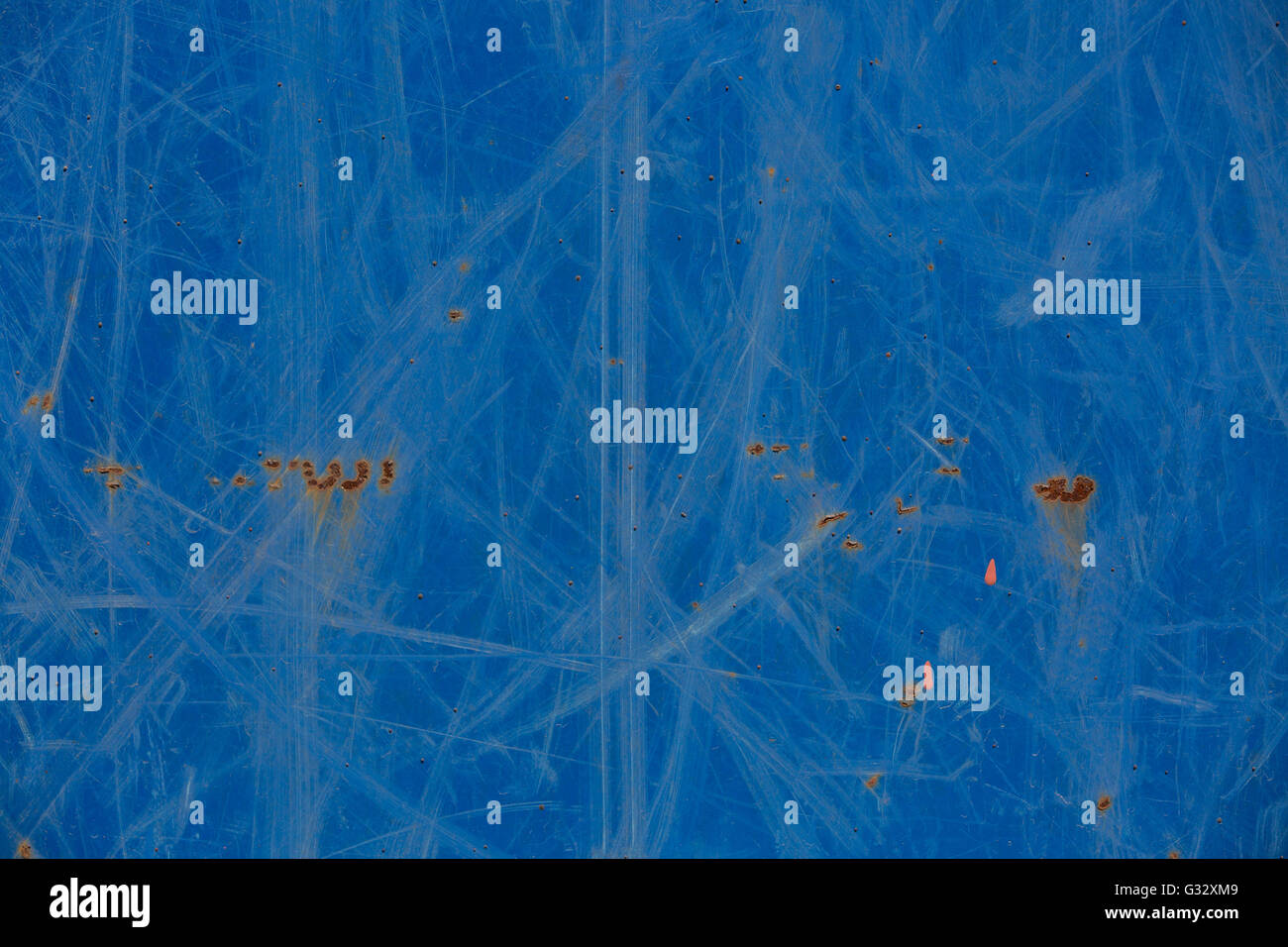 image détaillée de rayures aléatoires sur un panneau métallique bleu Banque D'Images