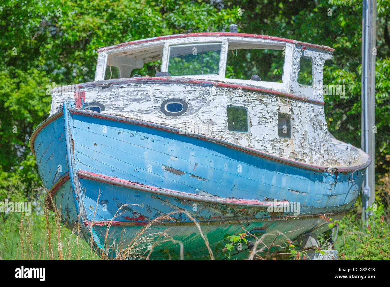 Un vieux bateau en bois, sur le bloc en mauvais état Banque D'Images