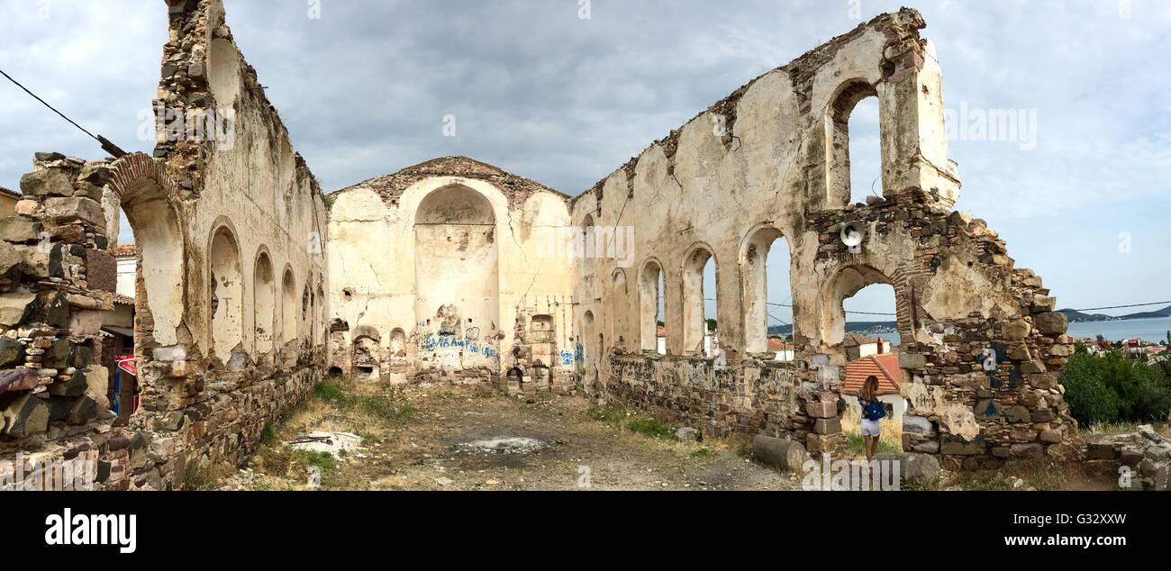 Une vieille ruine près de l'église grecque par bibliothèque municipale de l'île de Cunda Alibey. C'est une petite île de la Mer du nord, au large de l'aco Banque D'Images