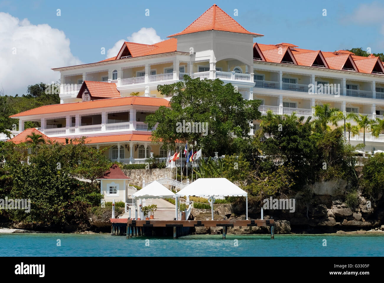 Bord de l'ocean view resort sur la côte de l'océan Atlantique dans la partie nord-est de la République dominicaine, Samana Banque D'Images