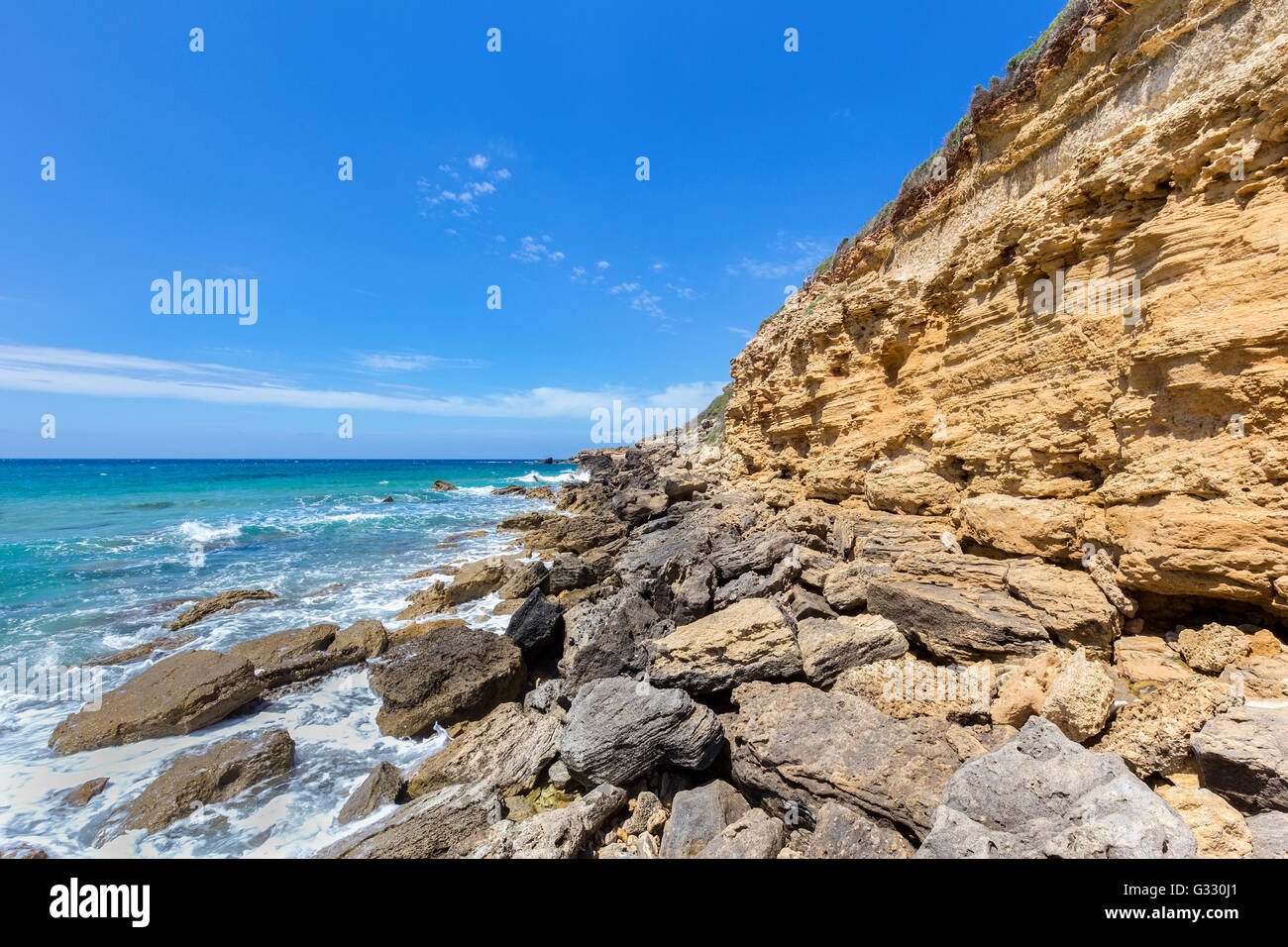 Montagne avec des pierres sur les rives du greek Kefalonia Banque D'Images