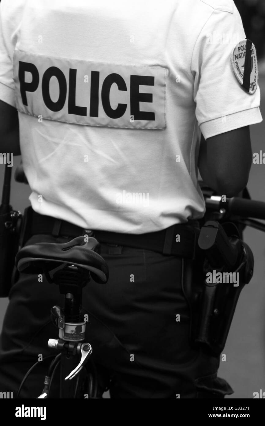 Policier français dans la ville de Paris, image en noir et blanc Banque D'Images