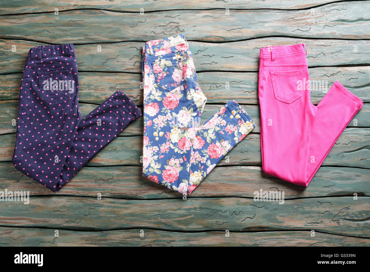 Pantalon plié sur fond de bois. Banque D'Images