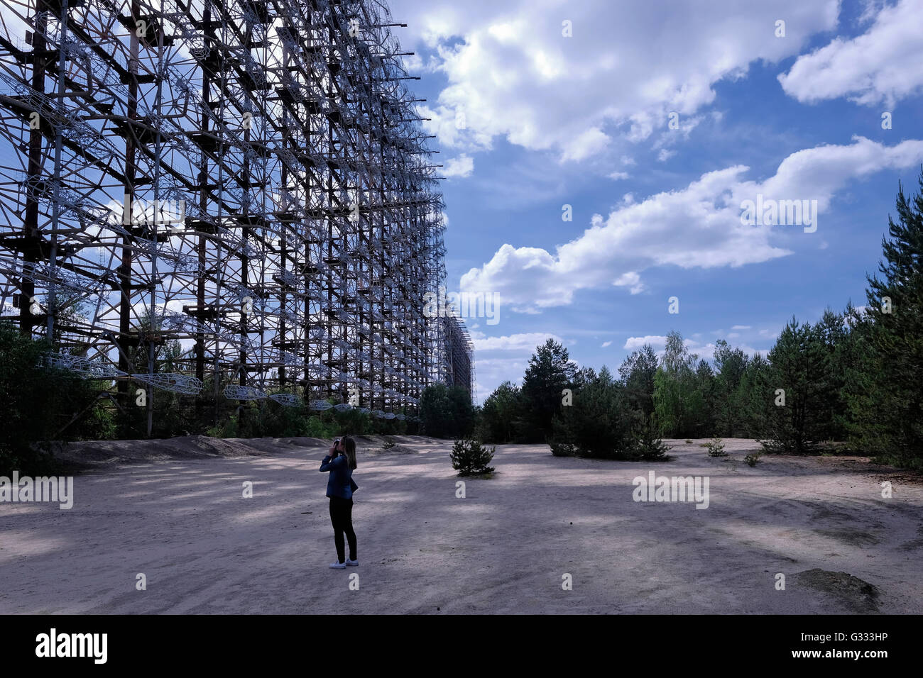 Vue des réflecteurs de signaux de l'installation massive de radar Duga-1, connue en Occident sous le nom de Yard en acier ou de pic russe, utilisée dans le cadre du réseau soviétique d'alerte rapide situé à l'intérieur de la zone d'exclusion de Tchernobyl en Ukraine Banque D'Images