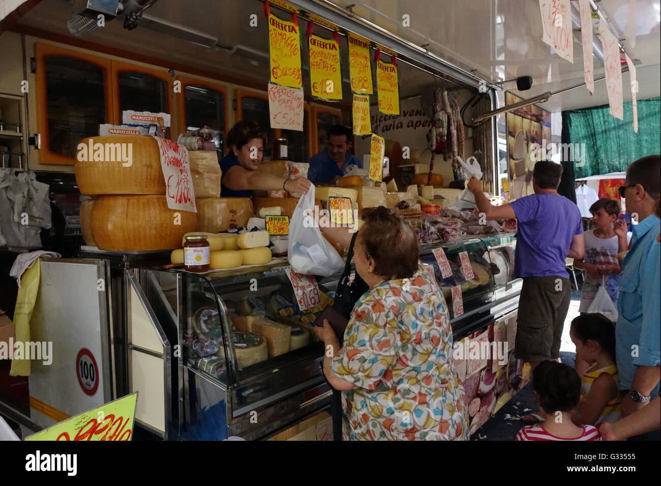 Orvieto, Italie, femme l'achat de fromage à un marché Banque D'Images