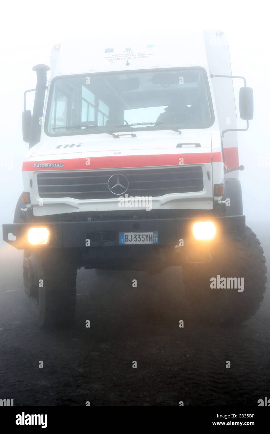 Catane, Italie, gelaendegaengiger Personenbus le Funivia dell 'Etna dans le brouillard Banque D'Images