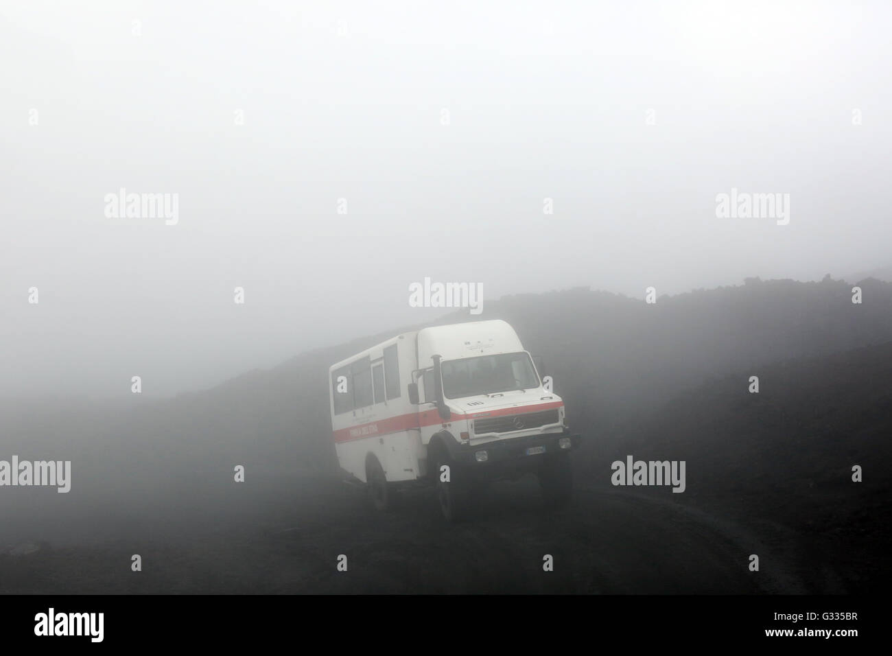 Catane, Italie, Gelaendegaengiger Personenbus le Funivia dell 'Etna dans le brouillard Banque D'Images