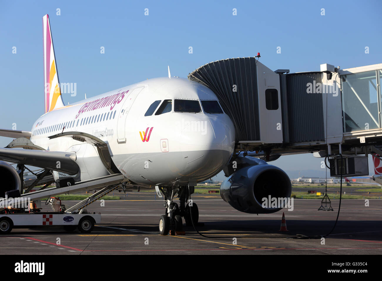 Catane, Italie, l'avion ailes allemand est en position de stationnement à un jet bridge Banque D'Images