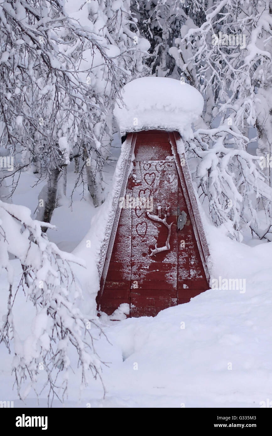 ?K skero, Finlande, neigé dans Toilettenhaeuschen-forêt Banque D'Images