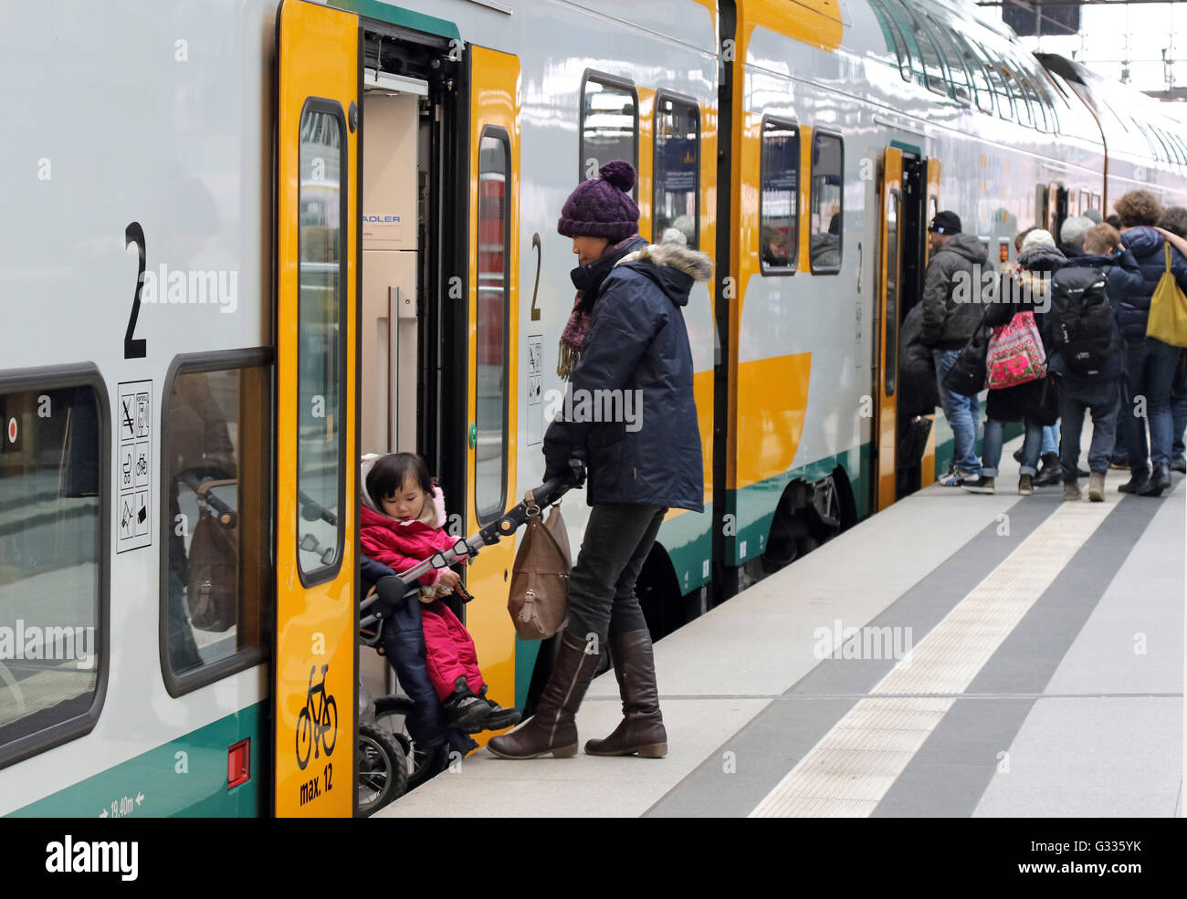 Berlin, Allemagne, la mère se lève avec une poussette dans un train d'un ODEG Banque D'Images