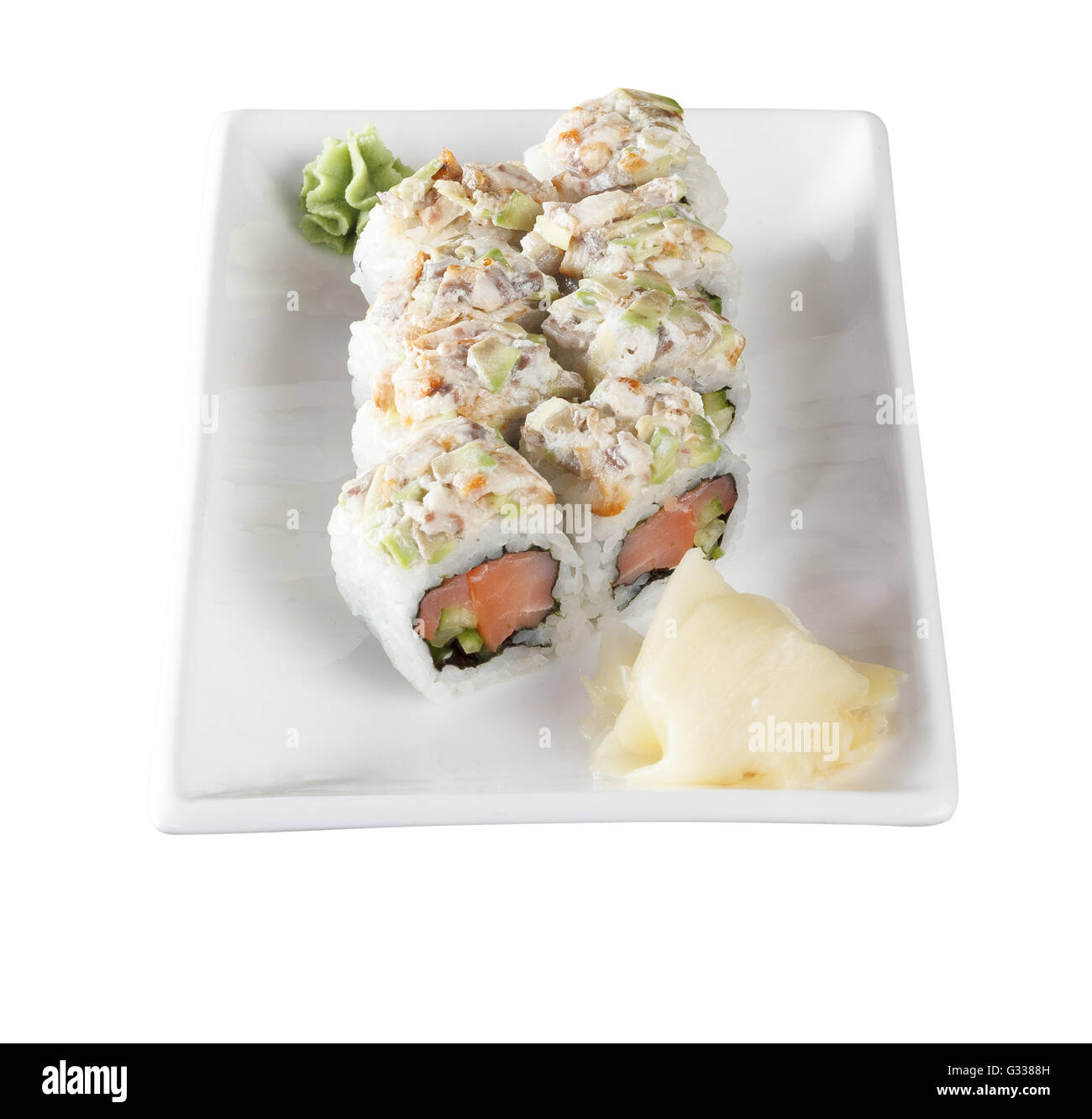 Rouleaux de sushi au thon et oeufs de poisson volant sur une plaque avec le wasabi et le gingembre. Vue d'en haut. Isolé sur fond blanc. Cli : Banque D'Images