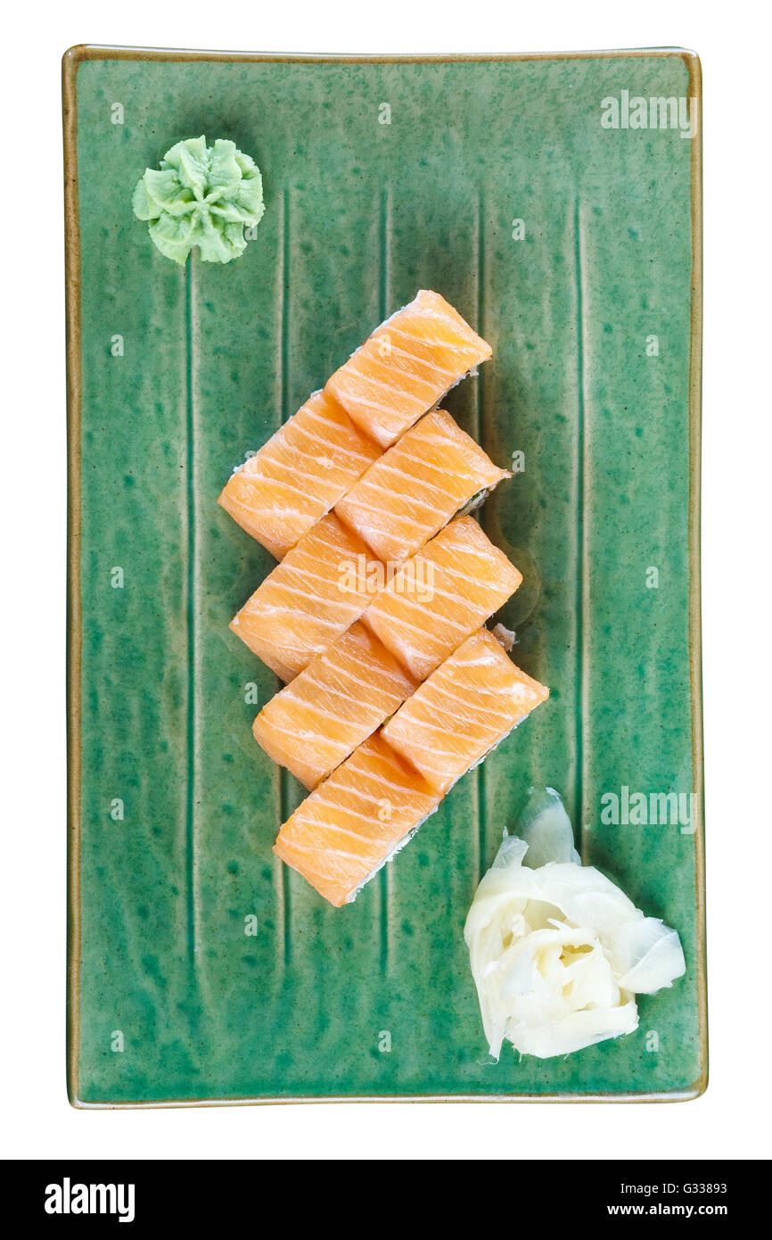 Rouleaux de sushi withsalmon sur une plaque avec le wasabi et le gingembre. Vue d'en haut. Isolé sur fond blanc.  : Chemin de détourage. Banque D'Images