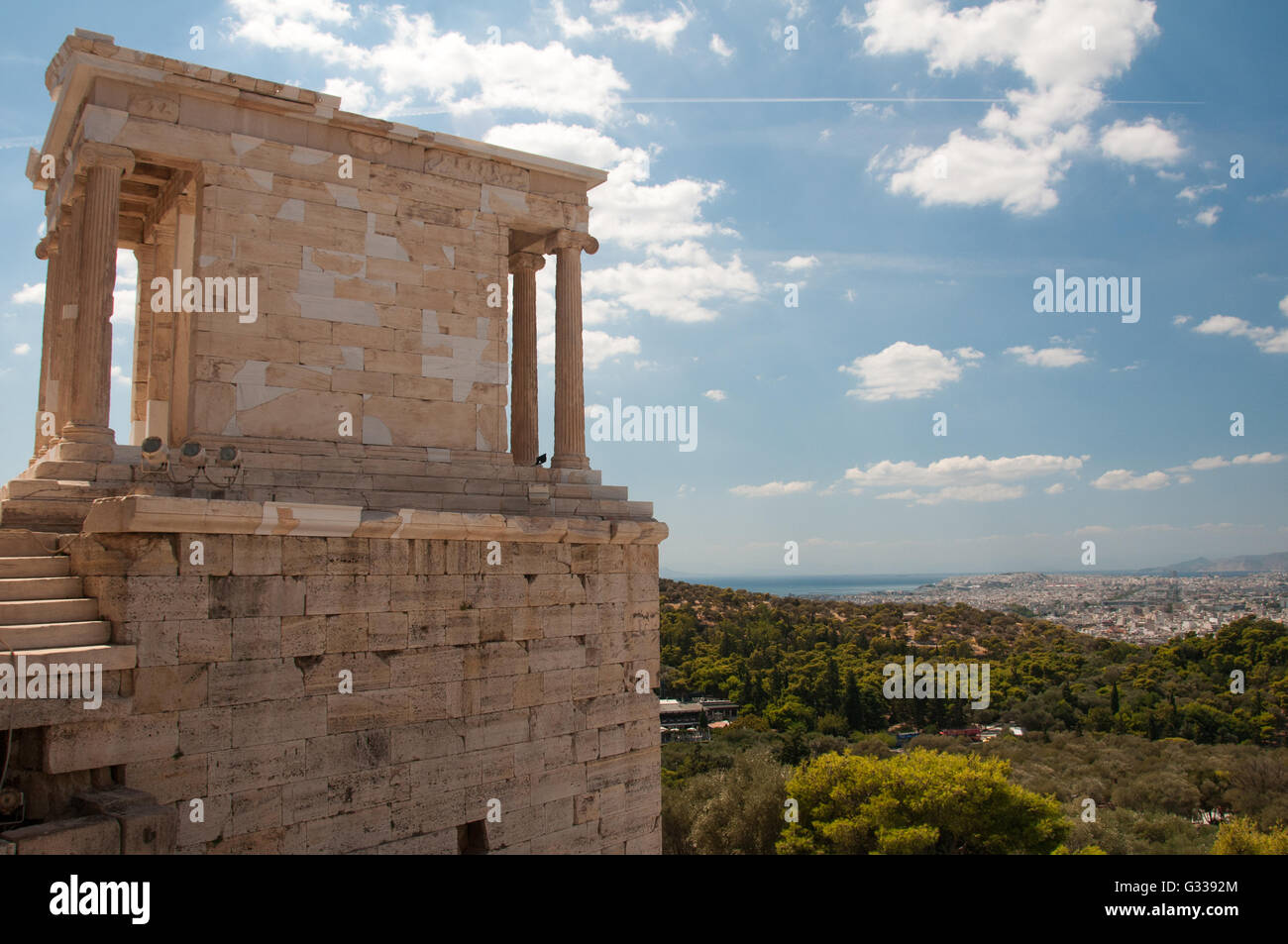 Propylaea près du Parthénon à l'Acropole colonnes hautes bleu ciel clair, Athènes Grèce. Banque D'Images