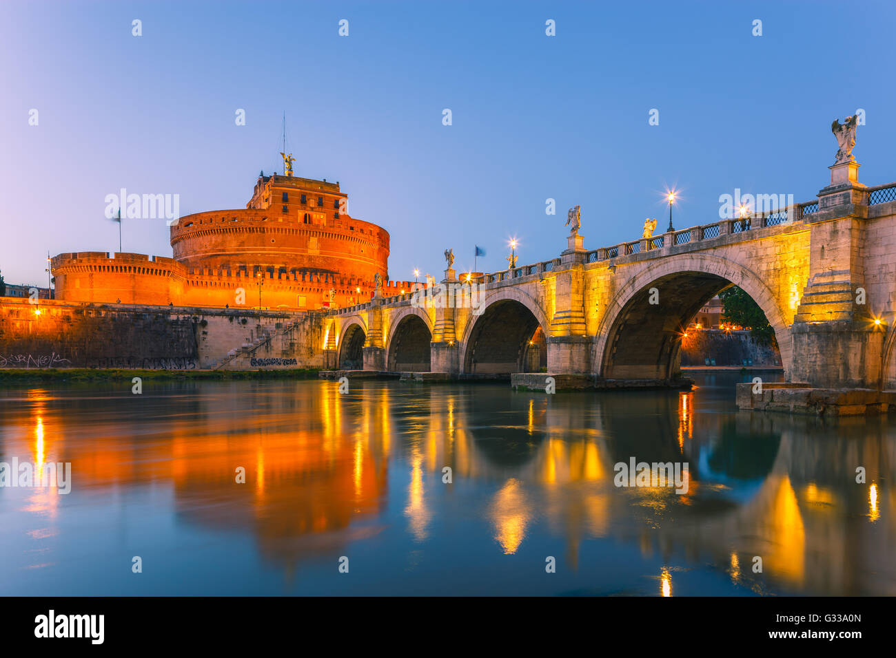 Sant Angelo Bridge et Castel Sant'Angelo sur le Tibre au crépuscule avec le Mausolée d'Hadrien, Rome, Italie. Banque D'Images