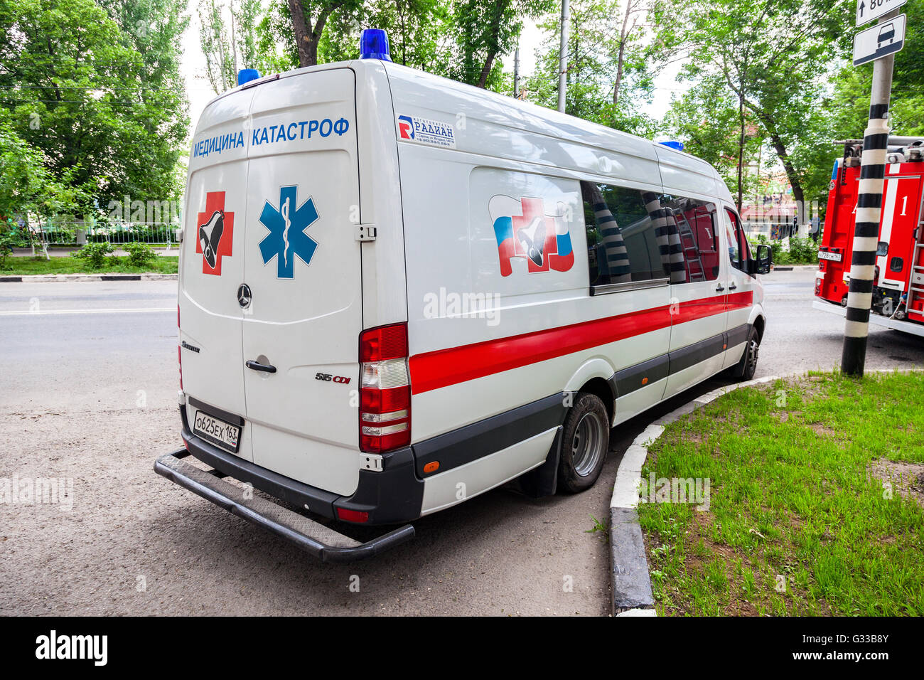 Ambulance voiture garée dans la rue. Texte en russe : 'la médecine d'urgence' Banque D'Images
