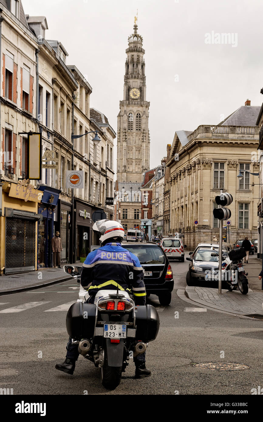 Un policier français en patrouille à Arras, France Banque D'Images