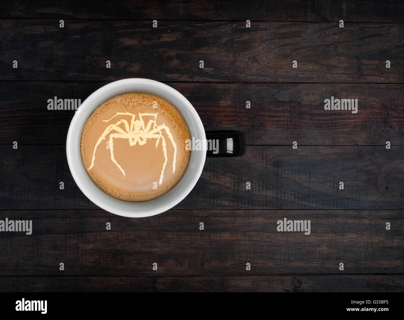 Latte art - portrait de Huntsman sur spider fait mousser sur une tasse de café. Top View with copy space Banque D'Images