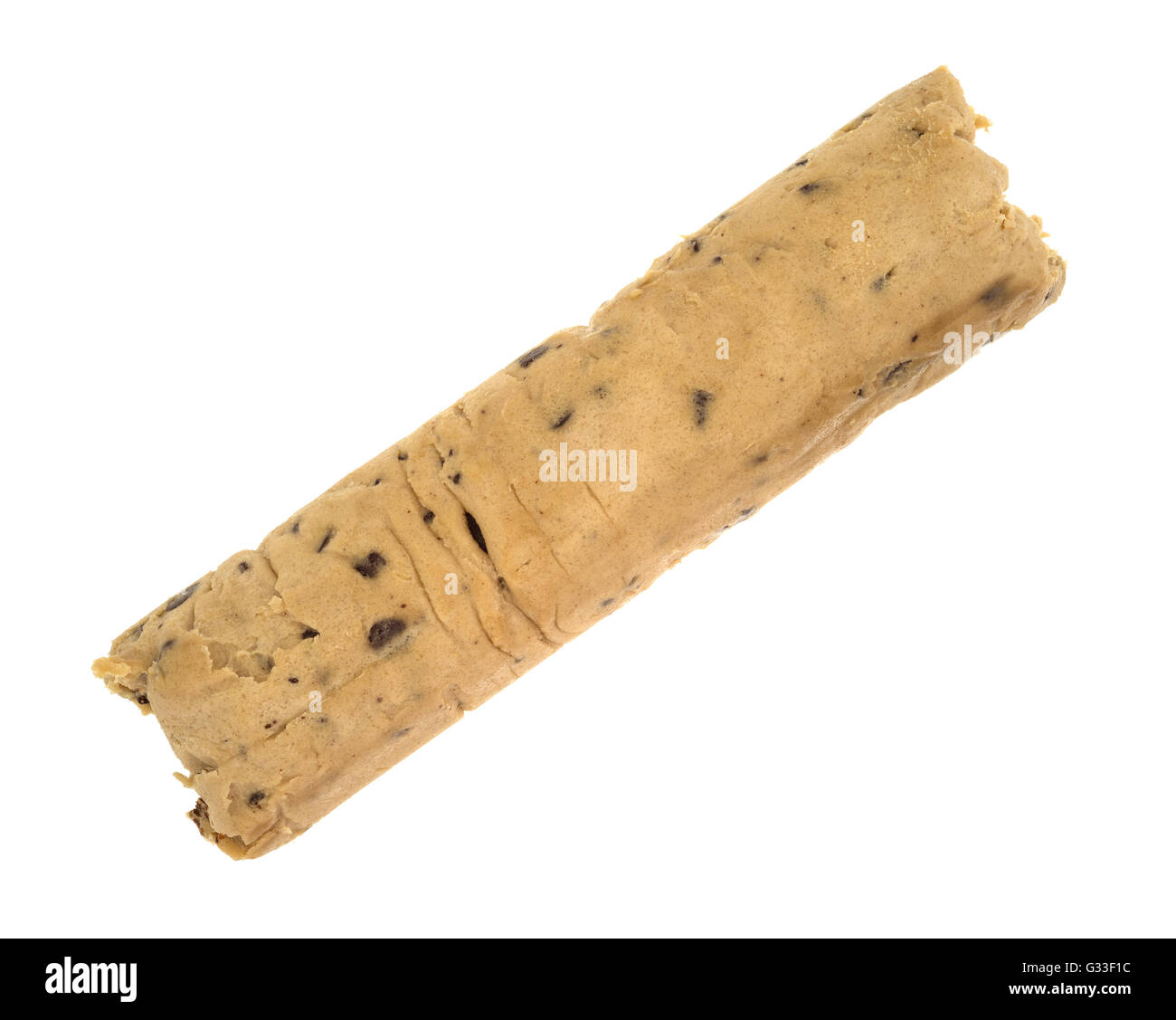 Vue de dessus d'un rouleau emballé de chocolate chip cookie dough isolé sur un fond blanc. Banque D'Images