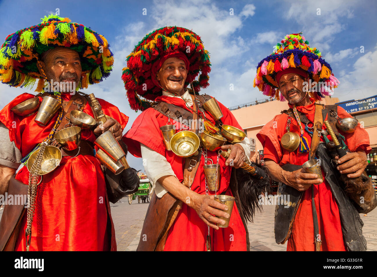 Des vendeurs d'eau traditionnel berbère dans la place Jemaa el-Fnaa Marrakech, Maroc Banque D'Images